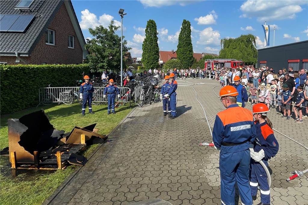 Die Jugendfeuerwehr löscht eine brennenden Holzhütte.