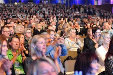 Begeisterung bei den über 800 Zuhörer(innen) in der Europahalle: Mit Chris Norman meldete die Europahalle endlich mal wieder ausverkauftes Haus. 