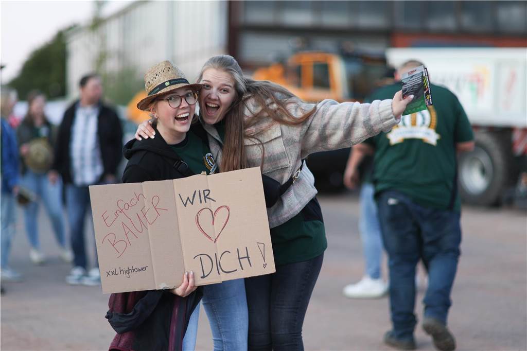 „Einfach Bauer Open Air“ in Vinnum: Termin für Schlagerevent steht Begeisterung und Feierlaune sind im Publikum (hier ein Bild von 2024) weit verbreitet.