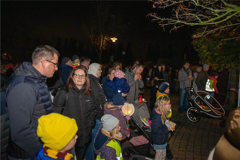 Begleitet von Hunderten Kindern und Erwachsenen mit bunten Laternen zog St. Martin am Samstag (11.November) durch Cappenberg. Nach Angaben der Organisatoren waren rund 600 Peronen beim Umzug dabei.