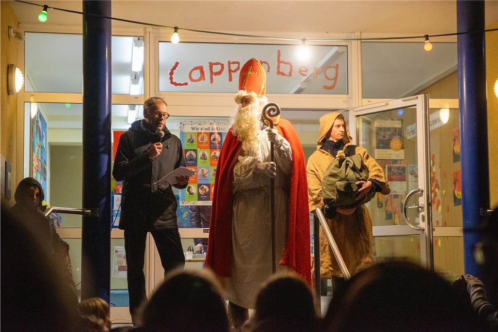 Begleitet von Hunderten Kindern und Erwachsenen mit bunten Laternen zog St. Martin am Samstag (11.November) durch Cappenberg. Nach Angaben der Organisatoren waren rund 600 Peronen beim Umzug dabei.