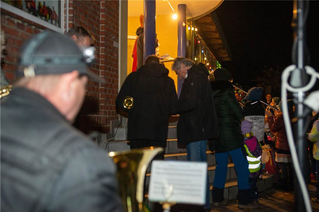 Begleitet von Hunderten Kindern und Erwachsenen mit bunten Laternen zog St. Martin am Samstag (11.November) durch Cappenberg. Nach Angaben der Organisatoren waren rund 600 Peronen beim Umzug dabei.