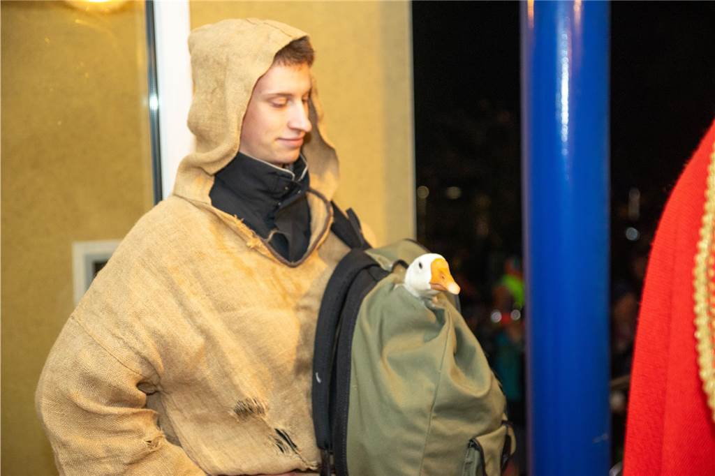 Begleitet von Hunderten Kindern und Erwachsenen mit bunten Laternen zog St. Martin am Samstag (11.November) durch Cappenberg. Nach Angaben der Organisatoren waren rund 600 Peronen beim Umzug dabei.