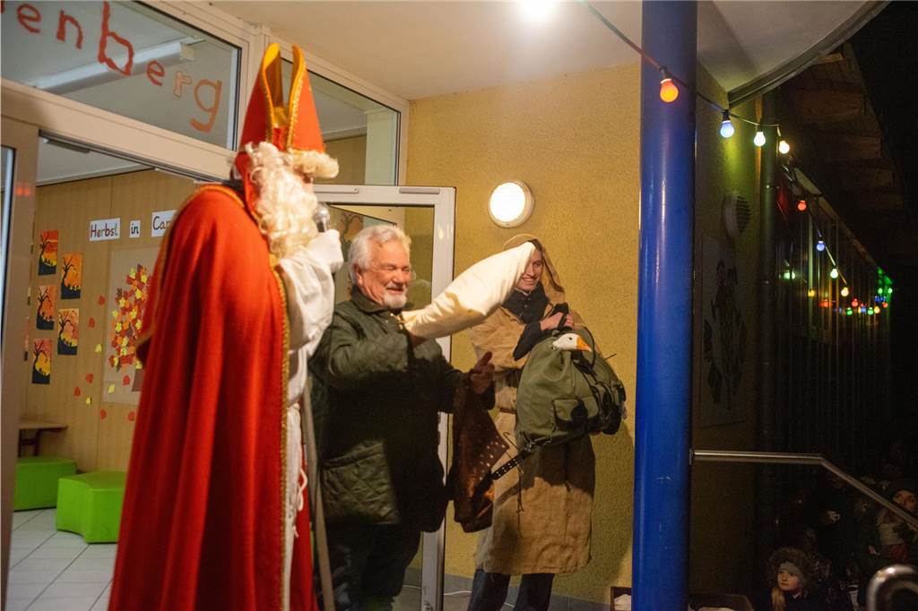 Begleitet von Hunderten Kindern und Erwachsenen mit bunten Laternen zog St. Martin am Samstag (11.November) durch Cappenberg. Nach Angaben der Organisatoren waren rund 600 Peronen beim Umzug dabei.