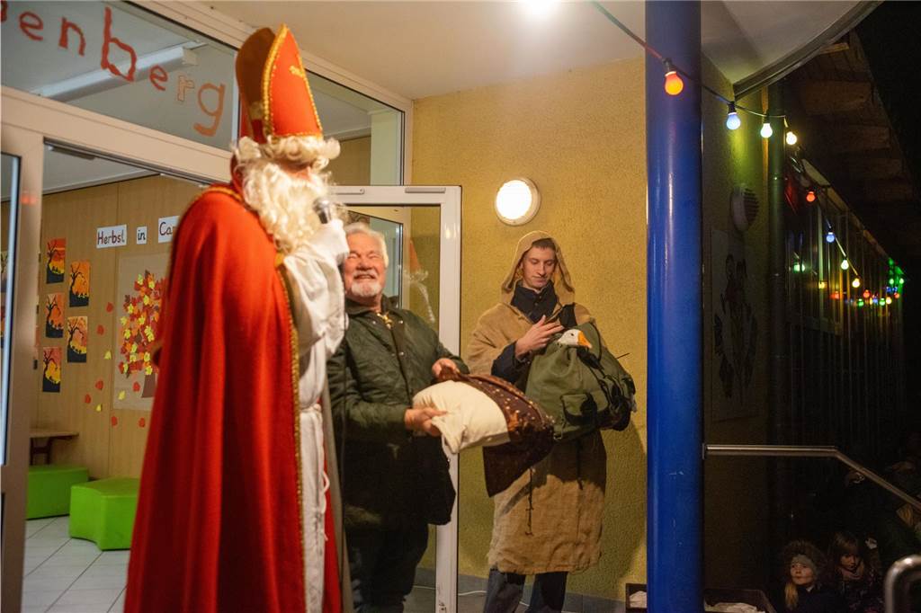 Begleitet von Hunderten Kindern und Erwachsenen mit bunten Laternen zog St. Martin am Samstag (11.November) durch Cappenberg. Nach Angaben der Organisatoren waren rund 600 Peronen beim Umzug dabei.