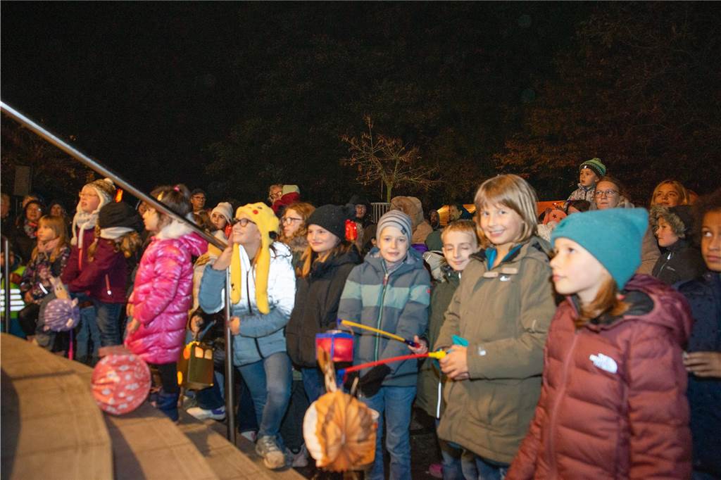 Begleitet von Hunderten Kindern und Erwachsenen mit bunten Laternen zog St. Martin am Samstag (11.November) durch Cappenberg. Nach Angaben der Organisatoren waren rund 600 Peronen beim Umzug dabei.