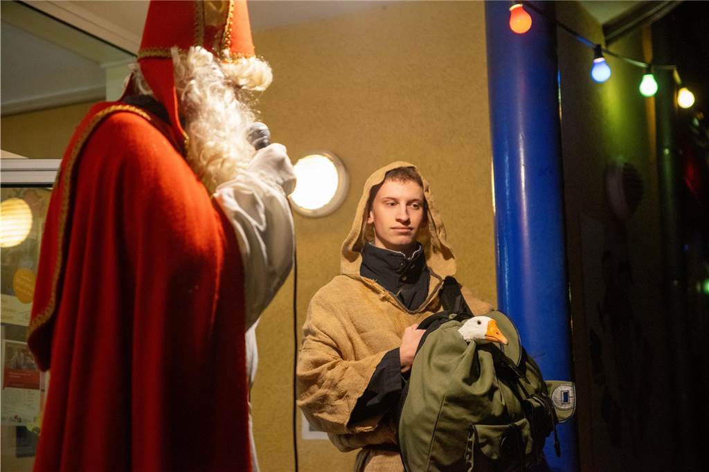 Begleitet von Hunderten Kindern und Erwachsenen mit bunten Laternen zog St. Martin am Samstag (11.November) durch Cappenberg. Nach Angaben der Organisatoren waren rund 600 Peronen beim Umzug dabei.