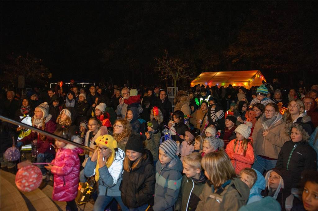 Begleitet von Hunderten Kindern und Erwachsenen mit bunten Laternen zog St. Martin am Samstag (11.November) durch Cappenberg. Nach Angaben der Organisatoren waren rund 600 Peronen beim Umzug dabei.