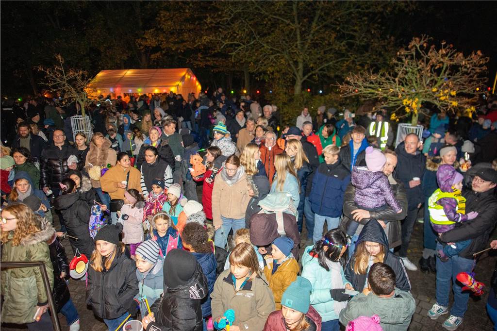 Begleitet von Hunderten Kindern und Erwachsenen mit bunten Laternen zog St. Martin am Samstag (11.November) durch Cappenberg. Nach Angaben der Organisatoren waren rund 600 Peronen beim Umzug dabei.