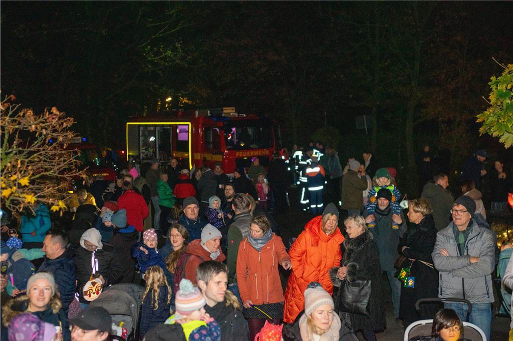 Begleitet von Hunderten Kindern und Erwachsenen mit bunten Laternen zog St. Martin am Samstag (11.November) durch Cappenberg. Nach Angaben der Organisatoren waren rund 600 Peronen beim Umzug dabei.