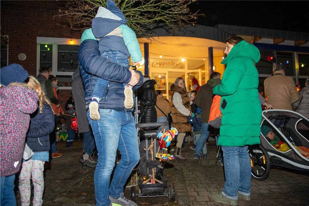 Begleitet von Hunderten Kindern und Erwachsenen mit bunten Laternen zog St. Martin am Samstag (11.November) durch Cappenberg. Nach Angaben der Organisatoren waren rund 600 Peronen beim Umzug dabei.