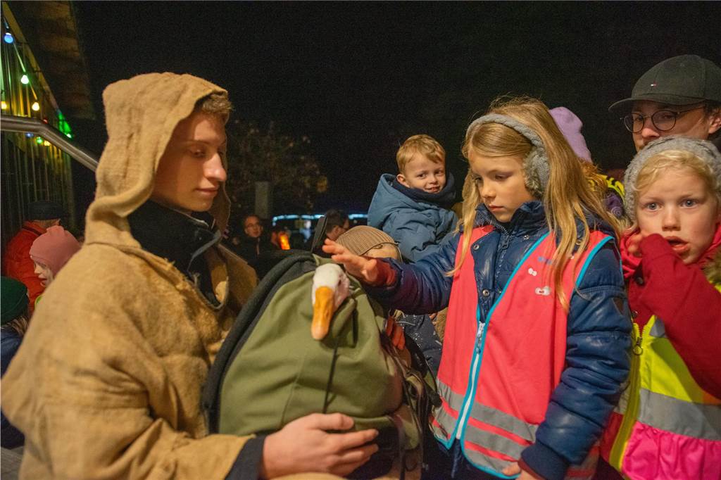 Begleitet von Hunderten Kindern und Erwachsenen mit bunten Laternen zog St. Martin am Samstag (11.November) durch Cappenberg. Nach Angaben der Organisatoren waren rund 600 Peronen beim Umzug dabei.