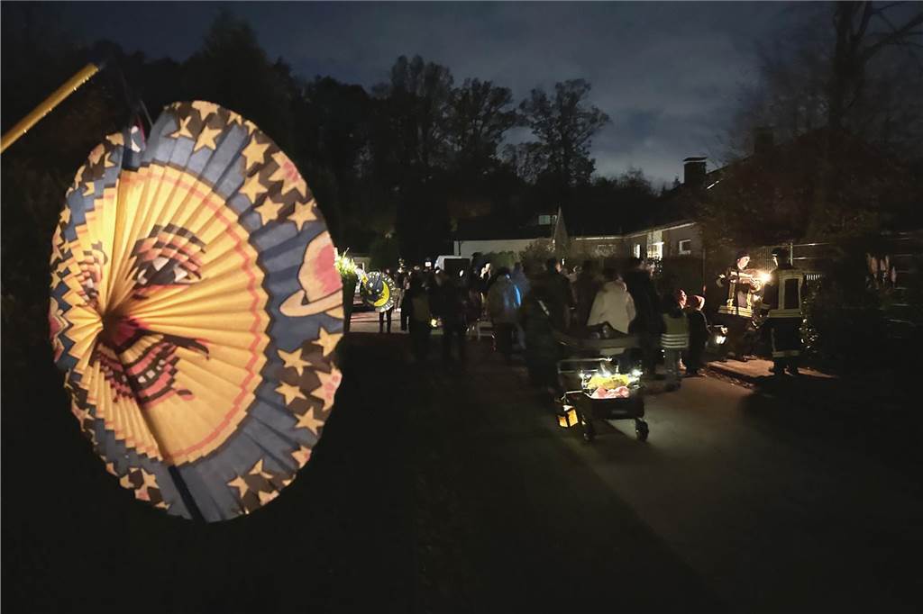 Begleitet von Hunderten Kindern und Erwachsenen mit bunten Laternen zog St. Martin am Samstag (11.November) durch Cappenberg. Nach Angaben der Organisatoren waren rund 600 Peronen beim Umzug dabei.