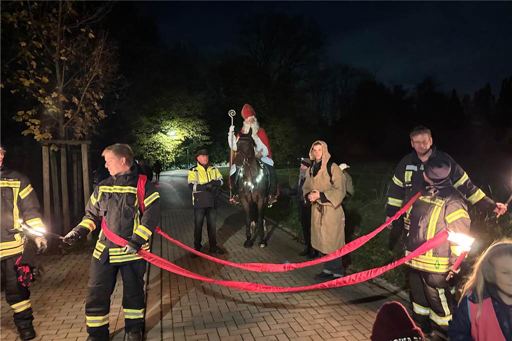 Begleitet von Hunderten Kindern und Erwachsenen mit bunten Laternen zog St. Martin am Samstag (11.November) durch Cappenberg. Nach Angaben der Organisatoren waren rund 600 Peronen beim Umzug dabei.