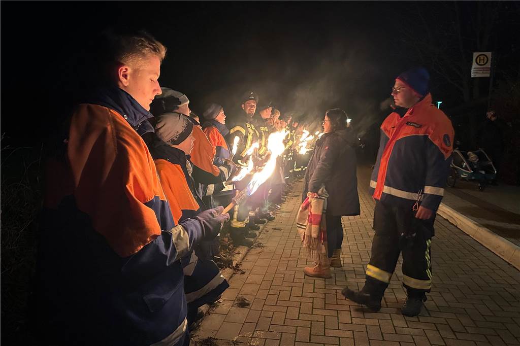 Begleitet von Hunderten Kindern und Erwachsenen mit bunten Laternen zog St. Martin am Samstag (11.November) durch Cappenberg. Nach Angaben der Organisatoren waren rund 600 Peronen beim Umzug dabei.