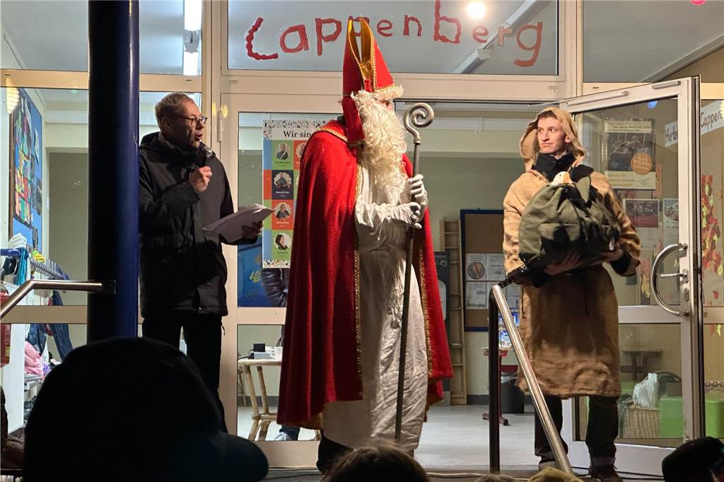 Begleitet von Hunderten Kindern und Erwachsenen mit bunten Laternen zog St. Martin am Samstag (11.November) durch Cappenberg. Nach Angaben der Organisatoren waren rund 600 Peronen beim Umzug dabei.