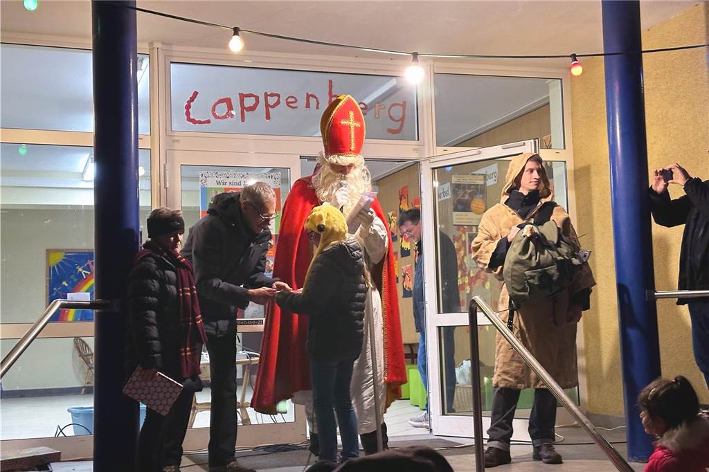 Begleitet von Hunderten Kindern und Erwachsenen mit bunten Laternen zog St. Martin am Samstag (11.November) durch Cappenberg. Nach Angaben der Organisatoren waren rund 600 Peronen beim Umzug dabei.