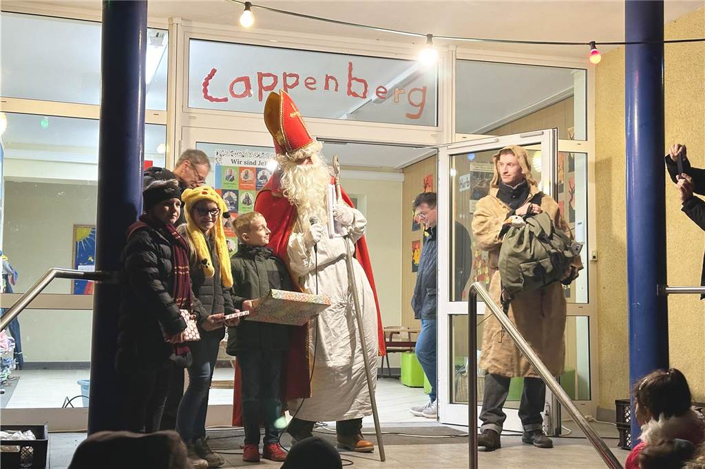 Begleitet von Hunderten Kindern und Erwachsenen mit bunten Laternen zog St. Martin am Samstag (11.November) durch Cappenberg. Nach Angaben der Organisatoren waren rund 600 Peronen beim Umzug dabei.