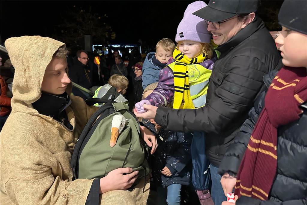 Begleitet von Hunderten Kindern und Erwachsenen mit bunten Laternen zog St. Martin am Samstag (11.November) durch Cappenberg. Nach Angaben der Organisatoren waren rund 600 Peronen beim Umzug dabei.