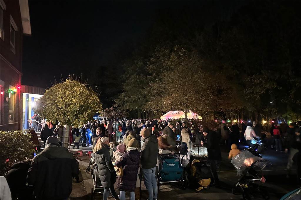 Begleitet von Hunderten Kindern und Erwachsenen mit bunten Laternen zog St. Martin am Samstag (11.November) durch Cappenberg. Nach Angaben der Organisatoren waren rund 600 Peronen beim Umzug dabei.