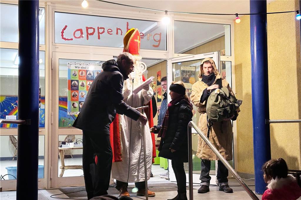 Begleitet von Hunderten Kindern und Erwachsenen mit bunten Laternen zog St. Martin am Samstag (11.November) durch Cappenberg. Nach Angaben der Organisatoren waren rund 600 Peronen beim Umzug dabei.