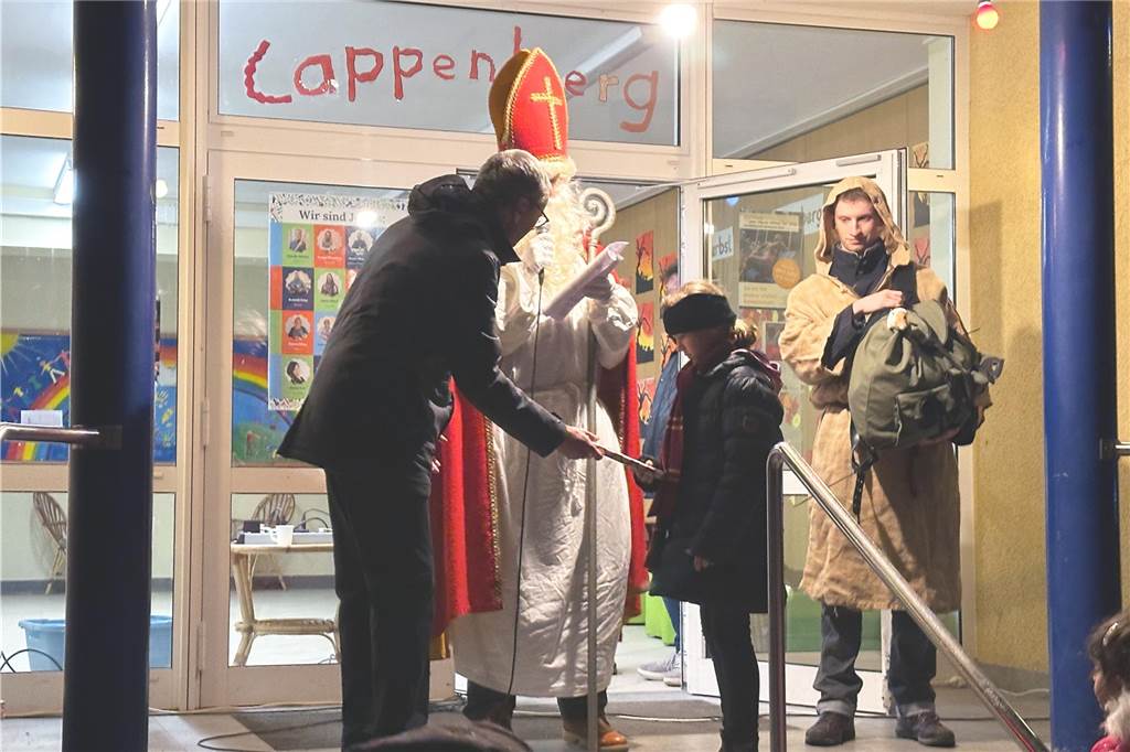 Begleitet von Hunderten Kindern und Erwachsenen mit bunten Laternen zog St. Martin am Samstag (11.November) durch Cappenberg. Nach Angaben der Organisatoren waren rund 600 Peronen beim Umzug dabei.