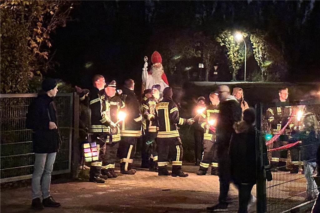 Begleitet von Hunderten Kindern und Erwachsenen mit bunten Laternen zog St. Martin am Samstag (11.November) durch Cappenberg. Nach Angaben der Organisatoren waren rund 600 Peronen beim Umzug dabei.