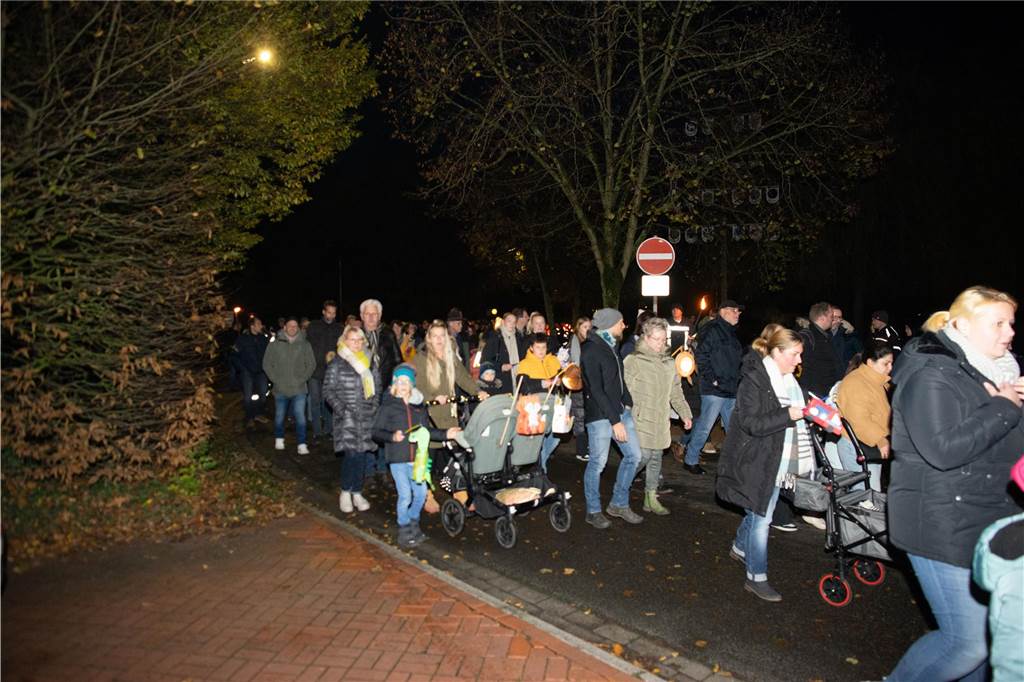 Begleitet von Hunderten Kindern und Erwachsenen mit bunten Laternen zog St. Martin am Samstag (11.November) durch Cappenberg. Nach Angaben der Organisatoren waren rund 600 Peronen beim Umzug dabei.