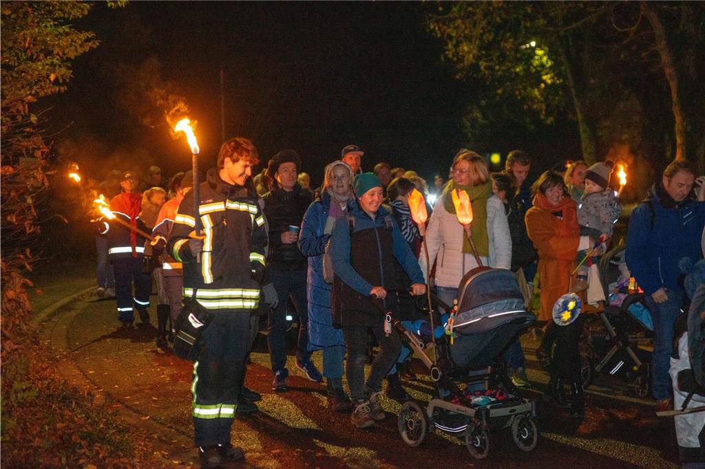 Begleitet von Hunderten Kindern und Erwachsenen mit bunten Laternen zog St. Martin am Samstag (11.November) durch Cappenberg. Nach Angaben der Organisatoren waren rund 600 Peronen beim Umzug dabei.