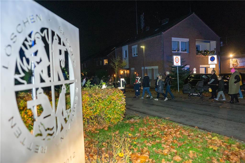Begleitet von Hunderten Kindern und Erwachsenen mit bunten Laternen zog St. Martin am Samstag (11.November) durch Cappenberg. Nach Angaben der Organisatoren waren rund 600 Peronen beim Umzug dabei.