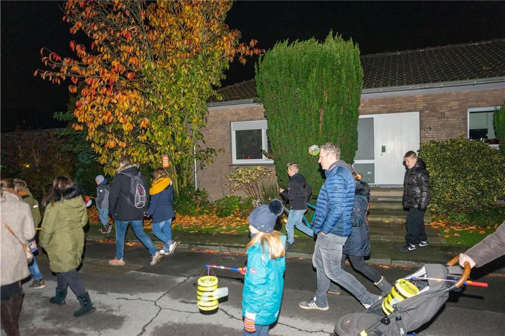 Begleitet von Hunderten Kindern und Erwachsenen mit bunten Laternen zog St. Martin am Samstag (11.November) durch Cappenberg. Nach Angaben der Organisatoren waren rund 600 Peronen beim Umzug dabei.