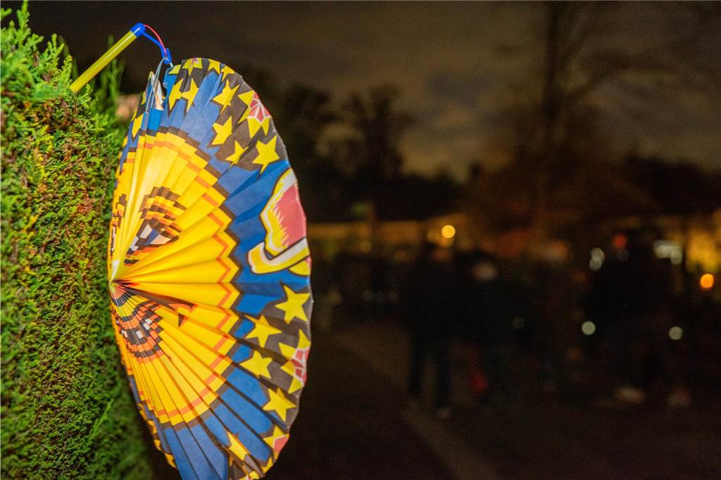 Begleitet von Hunderten Kindern und Erwachsenen mit bunten Laternen zog St. Martin am Samstag (11.November) durch Cappenberg. Nach Angaben der Organisatoren waren rund 600 Peronen beim Umzug dabei.