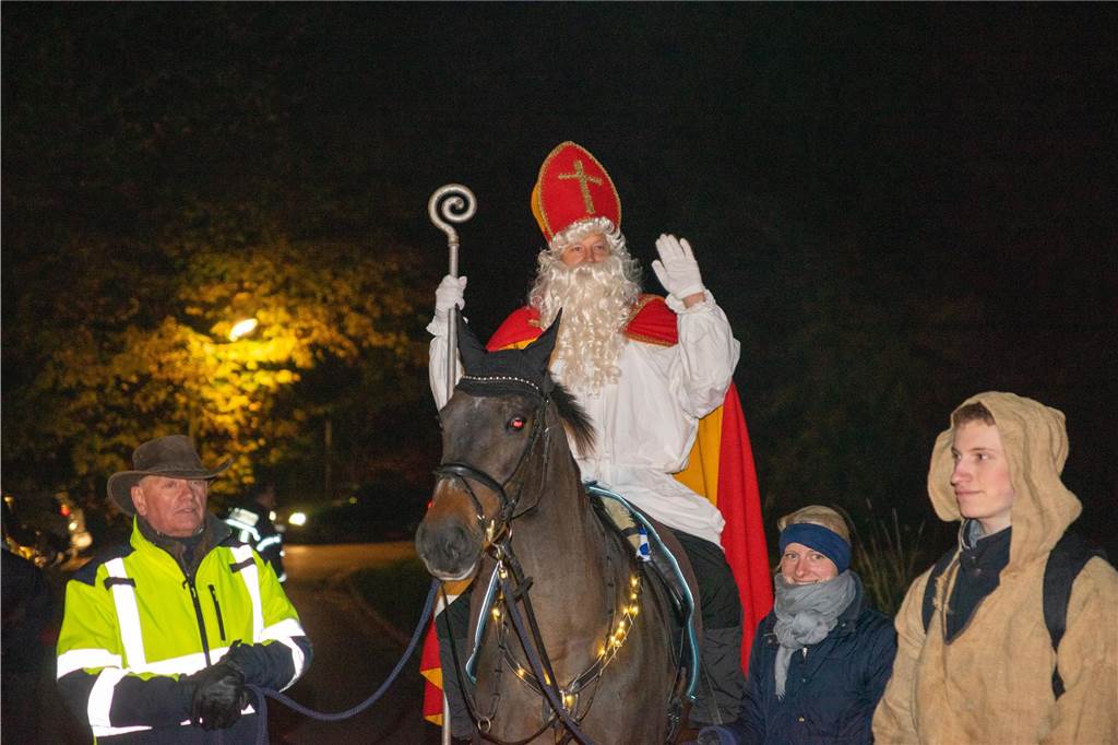 Begleitet von Hunderten Kindern und Erwachsenen mit bunten Laternen zog St. Martin am Samstag (11.November) durch Cappenberg. Nach Angaben der Organisatoren waren rund 600 Peronen beim Umzug dabei.