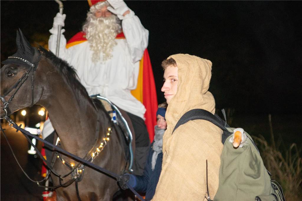 Begleitet von Hunderten Kindern und Erwachsenen mit bunten Laternen zog St. Martin am Samstag (11.November) durch Cappenberg. Nach Angaben der Organisatoren waren rund 600 Peronen beim Umzug dabei.