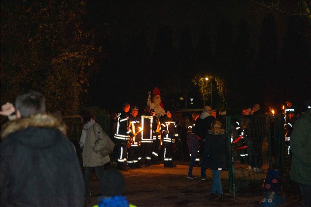 Begleitet von Hunderten Kindern und Erwachsenen mit bunten Laternen zog St. Martin am Samstag (11.November) durch Cappenberg. Nach Angaben der Organisatoren waren rund 600 Peronen beim Umzug dabei.