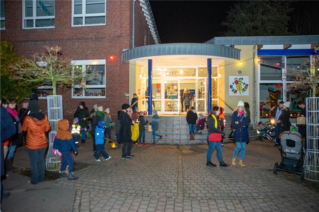 Begleitet von Hunderten Kindern und Erwachsenen mit bunten Laternen zog St. Martin am Samstag (11.November) durch Cappenberg. Nach Angaben der Organisatoren waren rund 600 Peronen beim Umzug dabei.