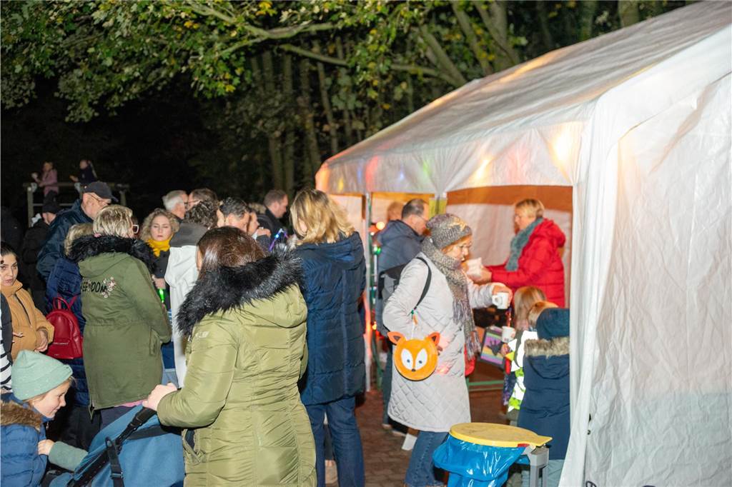 Begleitet von Hunderten Kindern und Erwachsenen mit bunten Laternen zog St. Martin am Samstag (11.November) durch Cappenberg. Nach Angaben der Organisatoren waren rund 600 Peronen beim Umzug dabei.