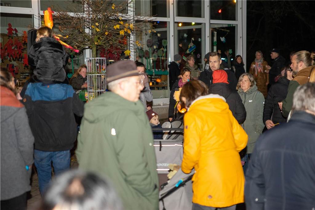 Begleitet von Hunderten Kindern und Erwachsenen mit bunten Laternen zog St. Martin am Samstag (11.November) durch Cappenberg. Nach Angaben der Organisatoren waren rund 600 Peronen beim Umzug dabei.