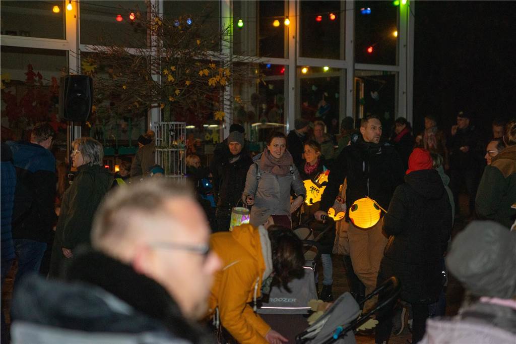 Begleitet von Hunderten Kindern und Erwachsenen mit bunten Laternen zog St. Martin am Samstag (11.November) durch Cappenberg. Nach Angaben der Organisatoren waren rund 600 Peronen beim Umzug dabei.