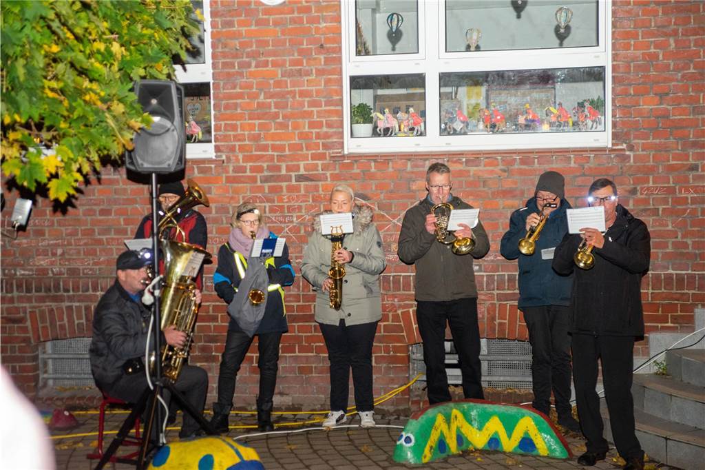 Begleitet von Hunderten Kindern und Erwachsenen mit bunten Laternen zog St. Martin am Samstag (11.November) durch Cappenberg. Nach Angaben der Organisatoren waren rund 600 Peronen beim Umzug dabei.