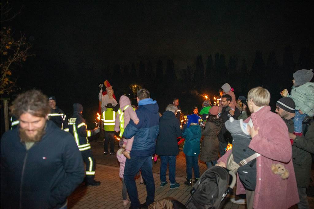 Begleitet von Hunderten Kindern und Erwachsenen mit bunten Laternen zog St. Martin am Samstag (11.November) durch Cappenberg. Nach Angaben der Organisatoren waren rund 600 Peronen beim Umzug dabei.