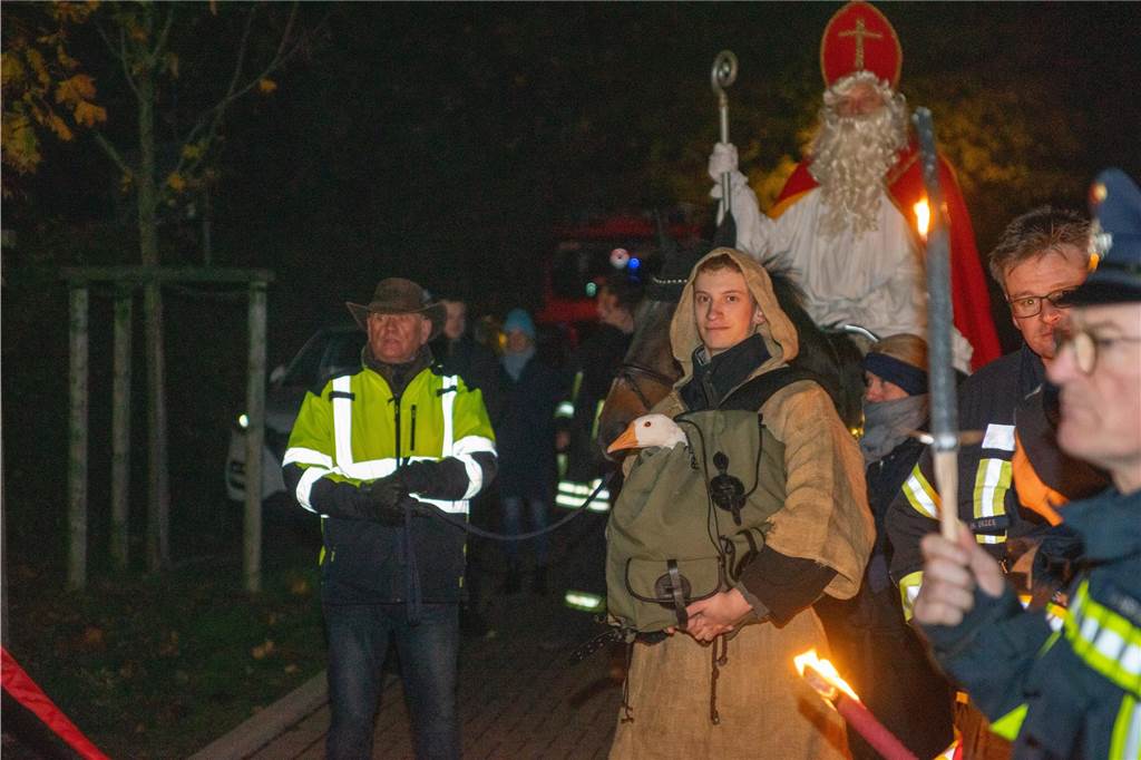 Begleitet von Hunderten Kindern und Erwachsenen mit bunten Laternen zog St. Martin am Samstag (11.November) durch Cappenberg. Nach Angaben der Organisatoren waren rund 600 Peronen beim Umzug dabei.
