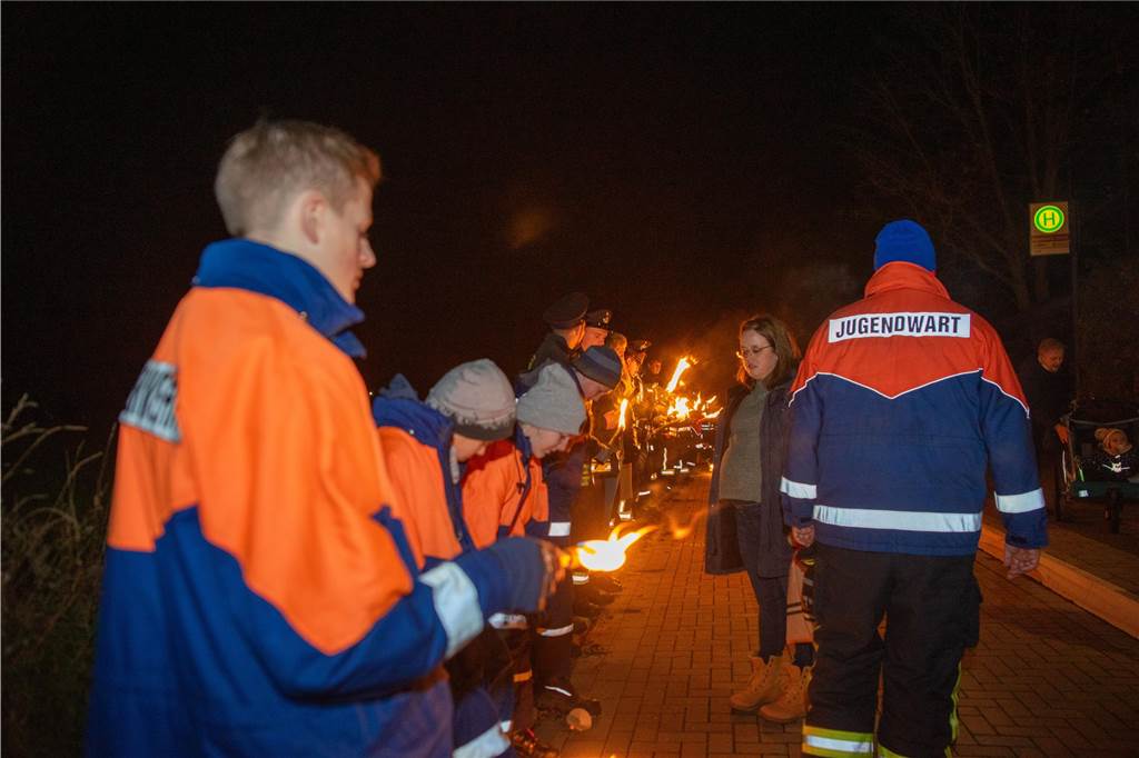 Begleitet von Hunderten Kindern und Erwachsenen mit bunten Laternen zog St. Martin am Samstag (11.November) durch Cappenberg. Nach Angaben der Organisatoren waren rund 600 Peronen beim Umzug dabei.