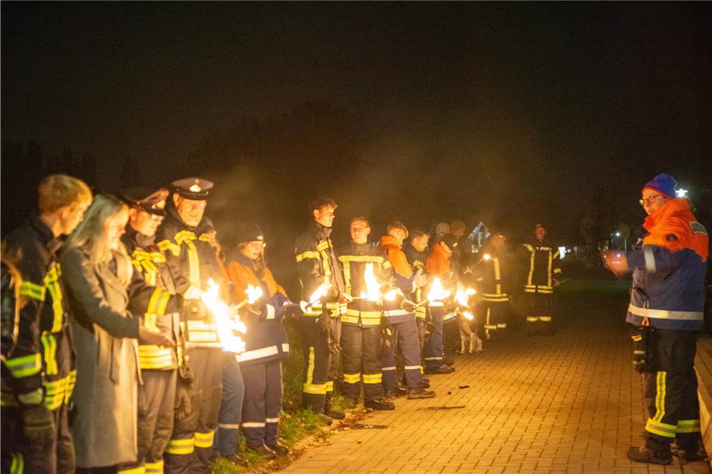 Begleitet von Hunderten Kindern und Erwachsenen mit bunten Laternen zog St. Martin am Samstag (11.November) durch Cappenberg. Nach Angaben der Organisatoren waren rund 600 Peronen beim Umzug dabei.