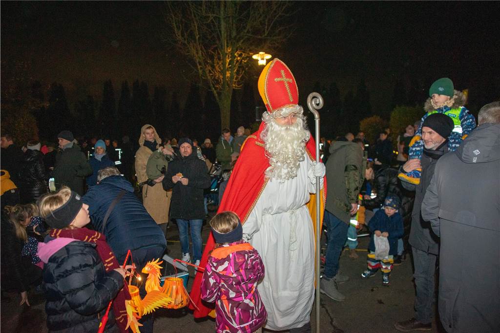 Begleitet von Hunderten Kindern und Erwachsenen mit bunten Laternen zog St. Martin am Samstag (11.November) durch Cappenberg. Nach Angaben der Organisatoren waren rund 600 Peronen beim Umzug dabei.