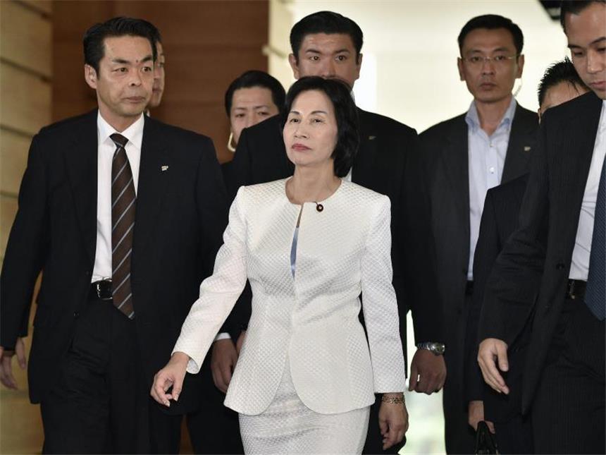 Skandale erschüttern Japans Regierung: Rücktritte Begleitet von Security verlässt die japanische Justizministern Midori Matsushima nach ihrem Rücktritt den Amtssitz des Ministerpräsidenten in Tokio. Foto: Franck Robichon