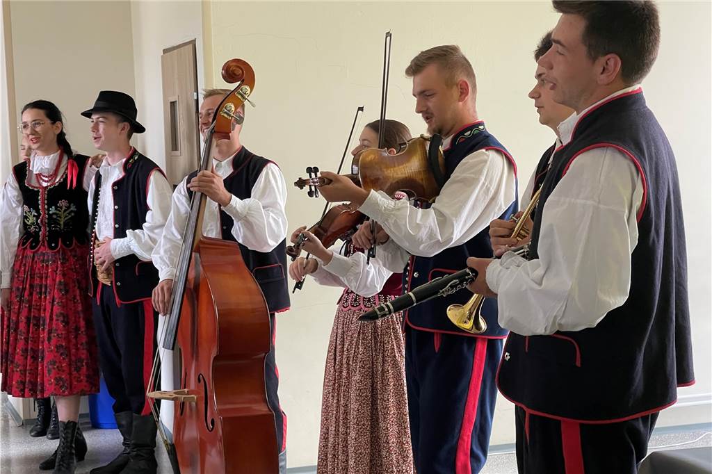 Tanzgruppe aus Iwkowa: Kinga Zelek (24) will Traditionen bewahren Begleitet werden die Tänzerinnen und Tänzer von Violine, Klarinette und Co.