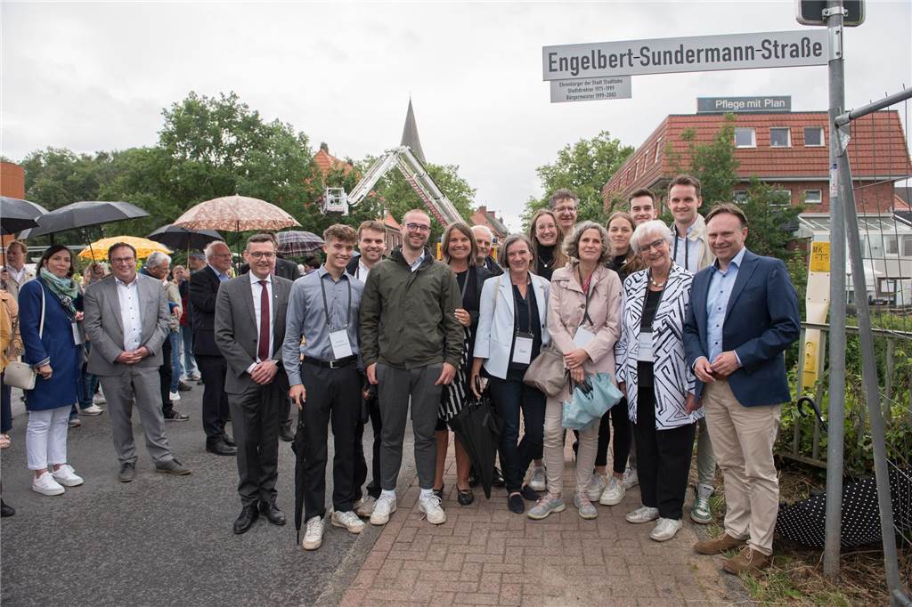 Bewegender Moment: Uferstraße wird nach Engelbert Sundermann benannt Gäste bei der Enthüllung des Straßennamens
