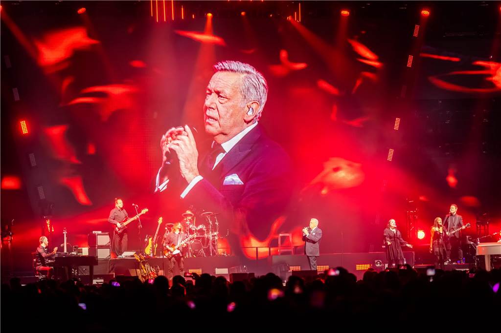 Zweieinhalb Stunden volle Schlager-Power: Roland Kaiser feiert in Dortmund Geburtstag Roland Kaiser und seine Band performen auf der Bühne