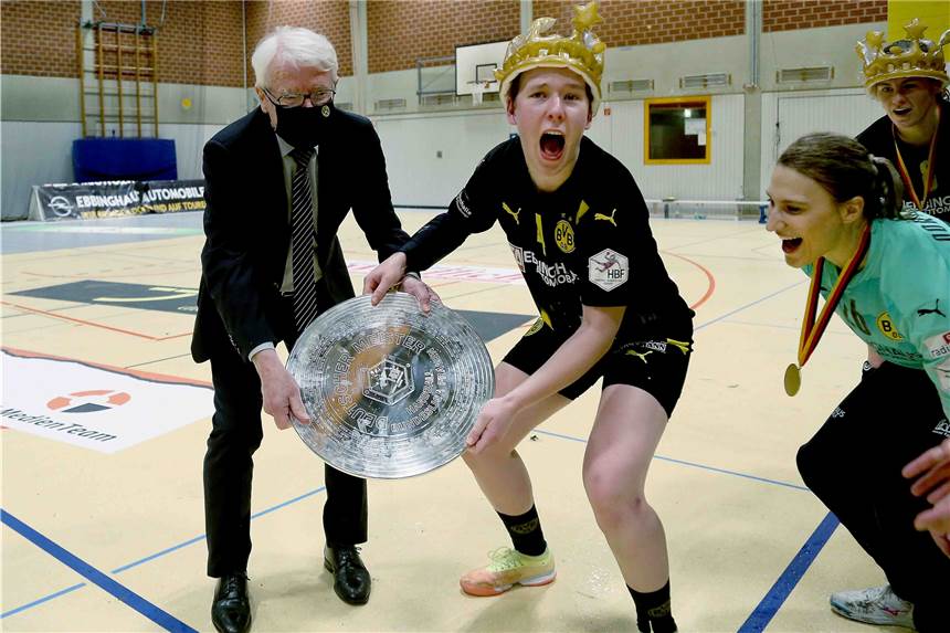 BVB-Präsident Rauball: „Das war die erfolgreichste Woche in der Geschichte von Borussia Dortmund“ Beglückwünschte die Spielerinnen von Borussia Dortmund zu Deutschen Meisterschaft: BVB-Präsident Reinhard Rauball (l.).